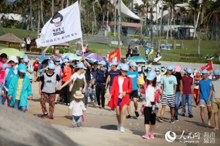 徒步爱好者徒步领略绝美海岸线风光 徒步爱好者徒步领略绝美海岸线风光