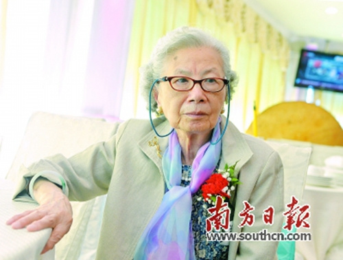 黄美兰 黄美兰