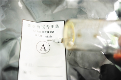 进行编号后，用针筒从恶臭样本中抽取部分气体注入其中一只臭袋。