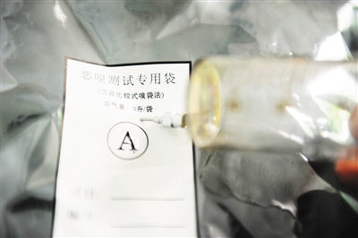进行编号后,用针筒从恶臭样本中抽取部分气体注入其中一只臭袋。 进行编号后,用针筒从恶臭样本中抽取部分气体注入其中一只臭袋。