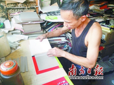 为了把笔记本制作得更精美,许金才特意购买了专业切割刀。胡克雅 摄 为了把笔记本制作得更精美,许金才特意购买了专业切割刀。胡克雅 摄