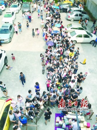 在汕头1860文化创意园,许金才的摊位前排起了千人长队 受访者供图 在汕头1860文化创意园,许金才的摊位前排起了千人长队 受访者供图