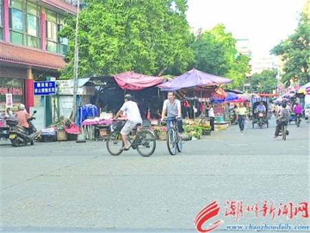 　　整治前，西新路是腾退路段，交通无序，杂乱难行。