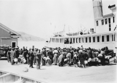 当时美国海关在码头进行移民检查 