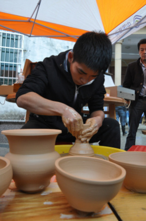 龙泉青瓷手工艺者郭勉在制作青瓷成型模胚