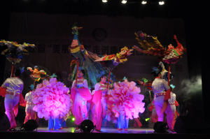 山口文化礼堂舞台上，青田百鸟灯舞表演技艺精湛