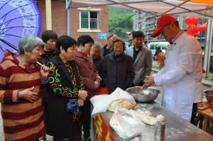 缙云烧饼摊位前,驻足了不少市民 缙云烧饼摊位前,驻足了不少市民