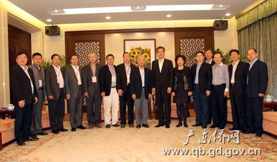 何忠友与国务院侨办海外专家咨询委员东南行代表团一行合影留念 何忠友与国务院侨办海外专家咨询委员东南行代表团一行合影留念