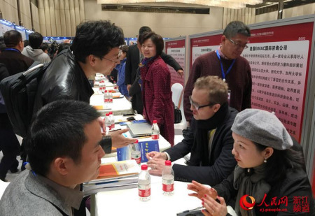 企业与人才现场对接交流。 企业与人才现场对接交流。