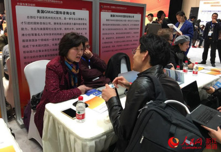 企业与人才现场对接交流。 企业与人才现场对接交流。