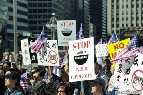 来自美东地区的华裔市民15日走上费城游行，表达他们反犯罪和反文化暴力诉求。(美国《侨报》/贾玉璇 摄)