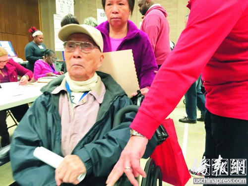 91岁的杨先生在华埠投票站投票。(美国《侨报》/叶永康 摄)