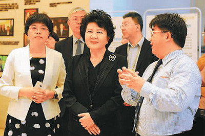 图为徐德清(右一)向中国国务院侨办主任裘援平(中)介绍微总部情况。 <a target='_blank' href='http://www.chinanews.com/'>中新社</a>记者 张 茵摄 图为徐德清(右一)向中国国务院侨办主任裘援平(中)介绍微总部情况。 <a target='_blank' href='http://www.chinanews.com/'>中新社</a>记者 张 茵摄