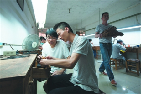 林建军的“精微透雕”工作室,向有志于传承民族工艺的年轻人敞开大门。除了本地的年轻人,还有海南、安徽等地的学员慕名前来学习。 林建军的“精微透雕”工作室,向有志于传承民族工艺的年轻人敞开大门。除了本地的年轻人,还有海南、安徽等地的学员慕名前来学习。