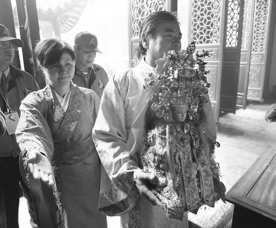 马祖天后宫信众护送妈祖金身銮驾到福建船政天后宫进香。(资料图片) 马祖天后宫信众护送妈祖金身銮驾到福建船政天后宫进香。(资料图片)