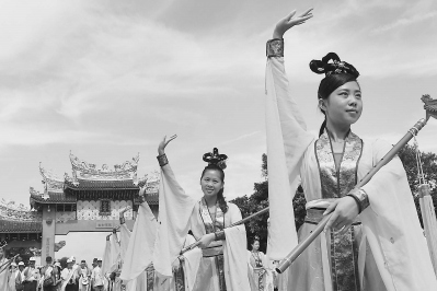 在湄洲妈祖祖庙圣旨门广场举行的祭祀妈祖祈福大典。 (资料图片) 在湄洲妈祖祖庙圣旨门广场举行的祭祀妈祖祈福大典。 (资料图片)