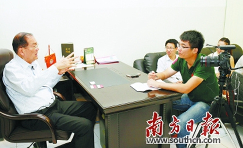 梁世桢接受采访讲述印尼八华学校的往事。 梁世桢接受采访讲述印尼八华学校的往事。