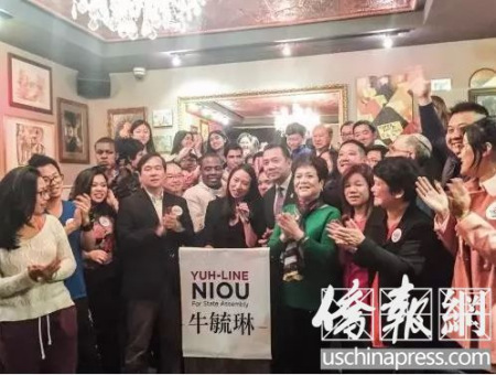 牛毓琳（中间）庆祝当选为第65选区州众议员（美国《侨报》/林菁 摄）
