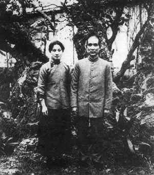 1923年2月，孙中山与夫人宋庆龄在广州大元帅府