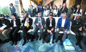 昨日，在会议专题研讨间隙，与会代表戴上VR视频头盔观看模拟内容。 广州日报记者邵权达、莫伟浓 摄