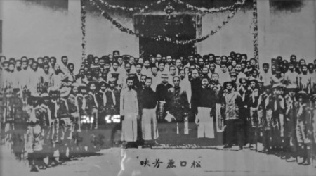1918年5月28日，孙中山在梅县松口公学与欢迎者合影。当天，孙中山对在场四百多师生发表演讲，这是孙中山等革命党人号召民众继续革命，反对假共和、打倒军阀的誓师大会，影响深远。