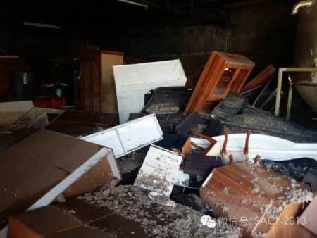 华人在约堡东区经营的家具店遭洪水淹没。（南非《华侨新闻报》）