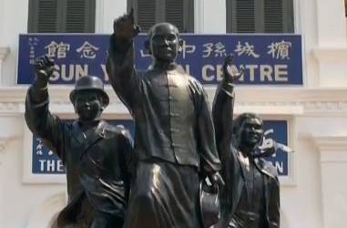 图左边为吴世荣 中间为孙中山 右边为黄金庆 图左边为吴世荣 中间为孙中山 右边为黄金庆