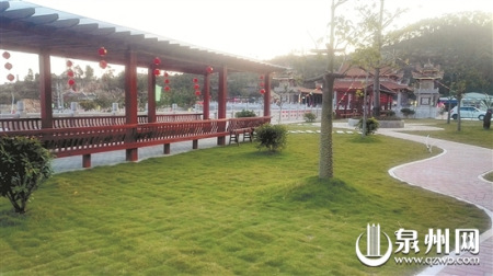 下官路村居家养老服务站的休闲广场景致优美。