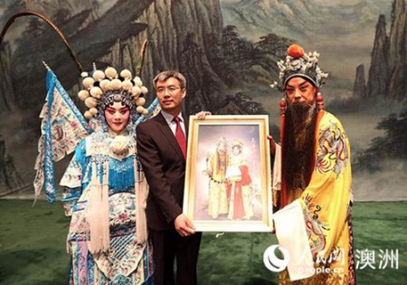 于魁智、李胜素与中国驻墨尔本总领事赵建在演出后合影(熊一明 摄) 于魁智、李胜素与中国驻墨尔本总领事赵建在演出后合影(熊一明 摄)