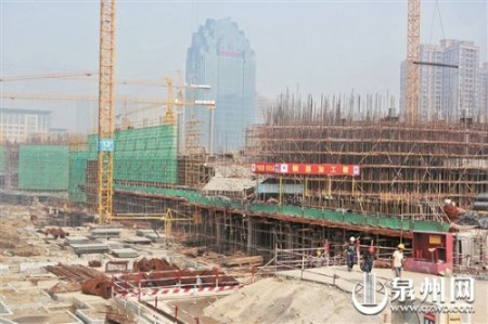 工人正在紧张作业 工人正在紧张作业