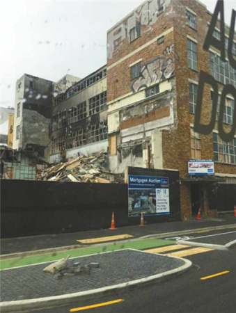 凯库拉小镇距震中不远,不少建筑物被震坏。 凯库拉小镇距震中不远,不少建筑物被震坏。