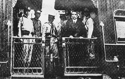 1912年8月18日,孙中山应袁世凯之邀,乘安平号轮船北上,8月25日,在天津换乘火车进京。 1912年8月18日,孙中山应袁世凯之邀,乘安平号轮船北上,8月25日,在天津换乘火车进京。