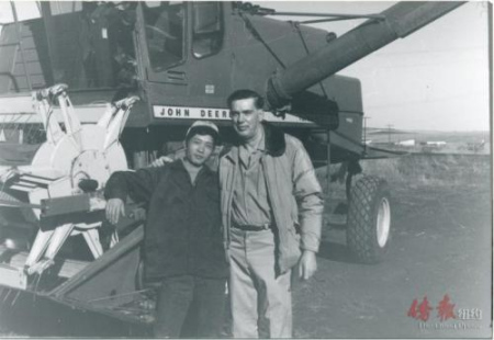1980年孔太和与小麦专家鲍勃·齐默曼在农场。(美国《侨报》)