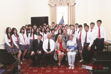 2015年6月24日，美中文化交流促进协会联系组织苏州星海国际课程中心32位师生到美国国会介绍中国的非物质文化遗产，并与国会议员Carolyn Maloney合影留念。（美国《侨报》）