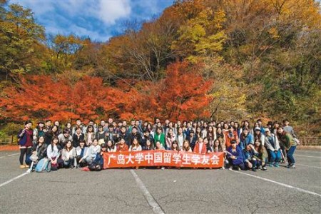 2015年10月，学友会组织中国留学生到郊外秋游。
