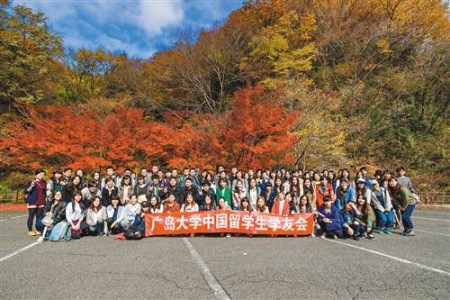 2015年10月,学友会组织中国留学生到郊外秋游。 2015年10月,学友会组织中国留学生到郊外秋游。