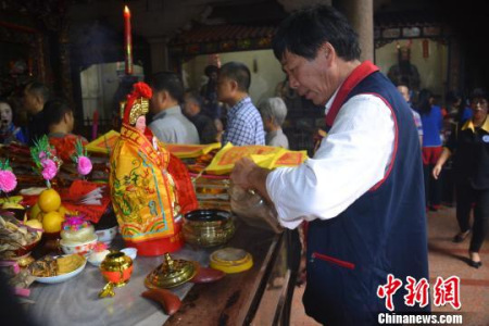 众人遵循古制,手持清香,在通赞的主持下,依次向正殿金身妈祖行三献礼、割香鞠火礼。 林群华 摄 众人遵循古制,手持清香,在通赞的主持下,依次向正殿金身妈祖行三献礼、割香鞠火礼。 林群华 摄