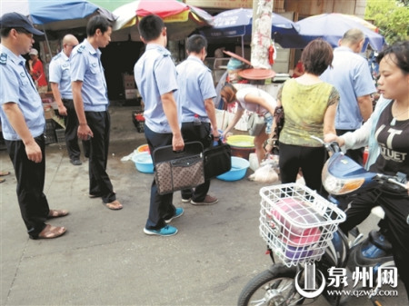 丰泽区对云谷菜市场周边的占道经营进行整治 (吴建南 供图) 丰泽区对云谷菜市场周边的占道经营进行整治 (吴建南 供图)