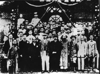 孙中山先生在制呢厂办公楼楼前的合影(北京清河三羊毛纺集团公司提供) 孙中山先生在制呢厂办公楼楼前的合影(北京清河三羊毛纺集团公司提供)