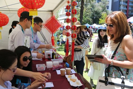 西澳民众选购中国美食 西澳民众选购中国美食