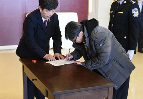 杨秀珠在逮捕令上签字