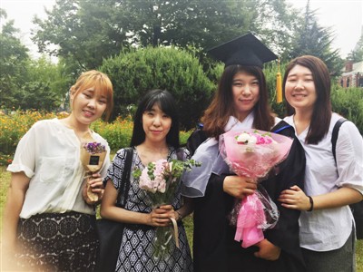 图为李惠珠（右二）参加毕业典礼后与韩国朋友在校园合影留念。（图片由受访者提供） 