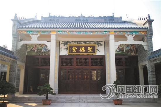 “圣德堂”是整个祠堂最重要之地,里面陈列着祖宗牌位。 “圣德堂”是整个祠堂最重要之地,里面陈列着祖宗牌位。