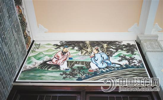 墙上的彩绘,除了传统的山水花鸟、祥瑞花纹,还有传统文化故事绘画。 墙上的彩绘,除了传统的山水花鸟、祥瑞花纹,还有传统文化故事绘画。