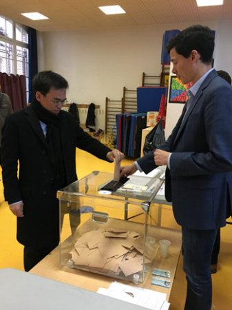 孙文雄在巴黎1区投票。（法国《欧洲时报》/孔帆 摄）