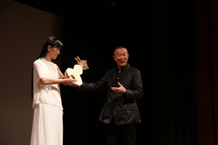 谭盾(右)介绍藉由敦煌古画而还原出的“反弹琵琶”所用乐器。(美国《世界日报》/洪群超 摄) 谭盾(右)介绍藉由敦煌古画而还原出的“反弹琵琶”所用乐器。(美国《世界日报》/洪群超 摄)