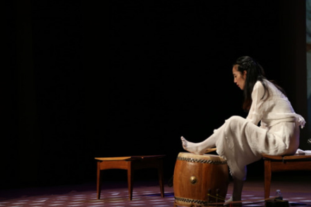 谭盾演奏还原的稽琴。(美国《世界日报》/洪群超 摄) 谭盾演奏还原的稽琴。(美国《世界日报》/洪群超 摄)