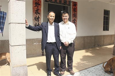 陈巧棠（左）和长子回乡祭祖。