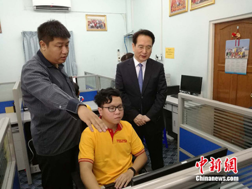 代表团走访缅甸«金凤凰报»中文报社。
