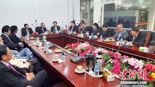 代表团在缅甸中华总商会座谈。